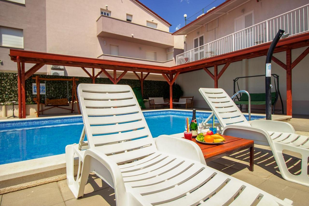 Villa Ljetni San Omis Ngoại thất bức ảnh